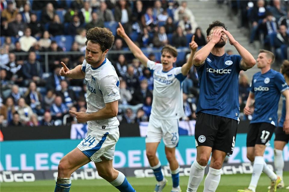 Berlins Linus Gechter (links) bejubelt sein Tor zur 1:0-Führung. Bielefelds Maximilian Bauer ist entsetzt.Carmen Jaspersen/dpa