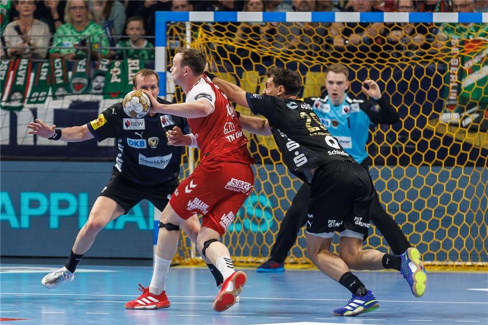 Füchse Berlin legen Grundstein zum Einzug ins Final Four Berlins Lukas Herburger versucht Aalborg-Star Sander Sagosen zu stoppenAndreas Gora/dpa