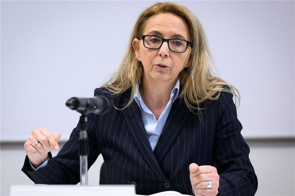 Schüsse auf Berlins Straßen: Polizei weitet Ermittlungen aus  Berlins Polizeipräsidentin will nach einer Häufung von Schüssen auf Berlins Straßen stärker gegen kriminelle Strukturen und Konflikte mit Waffengewalt vorgehen. Bernd von Jutrczenka/dpa