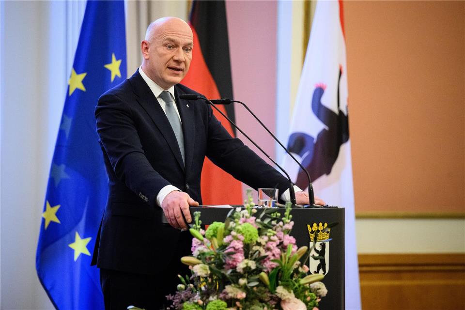 Berlins Regierender Bürgermeister Kai Wegener (CDU) verleiht das Band für Mut und Verständigung. (Archivbild) Bernd von Jutrczenka/dpa