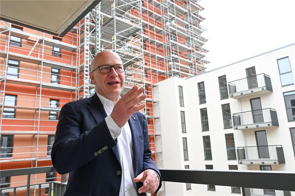 Berlins Regierender Bürgermeister Kai Wegner (CDU) besichtigte mehrere Wohnungsbauprojekte kommunaler Gesellschaften. Jens Kalaene/dpa