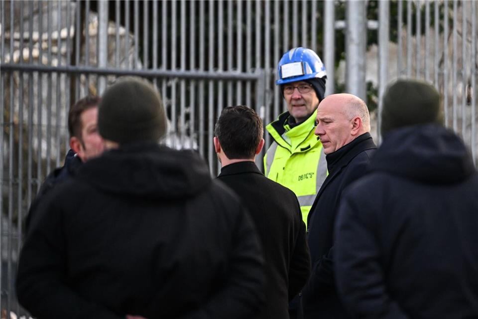 Berlins Regierender Bürgermeister Kai Wegner (CDU) besuchte mehrere Baustellen, an denen an der Wiederherstellung der Stromversorgung gearbeitet wird.  Britta Pedersen/dpa