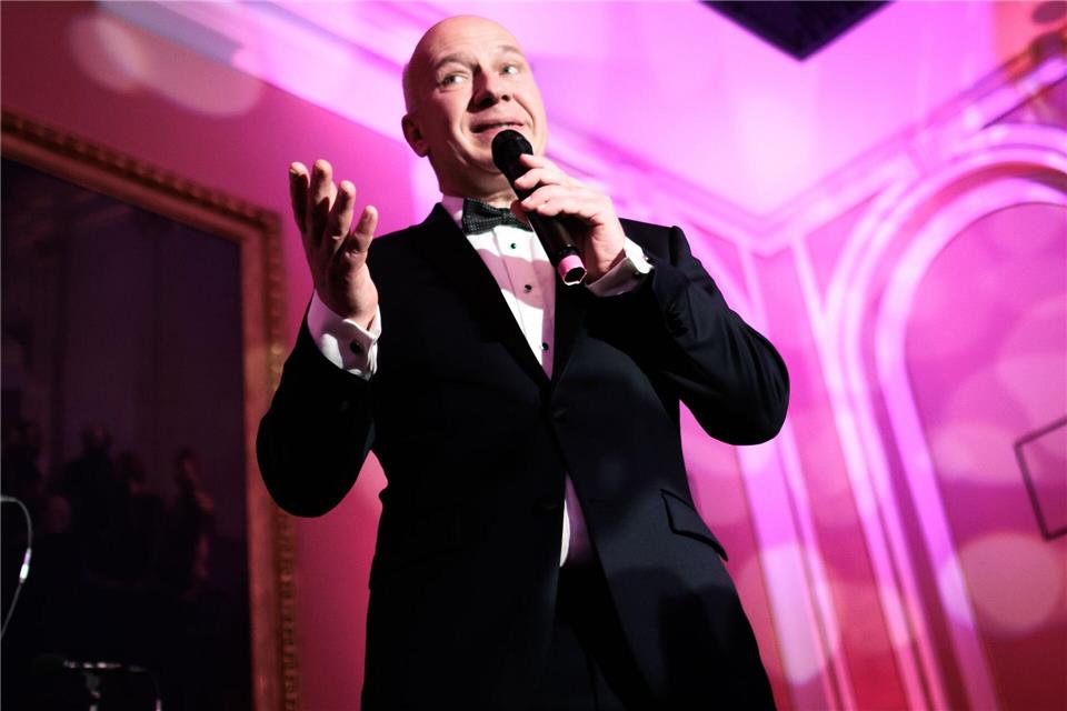 Berlins Regierender Bürgermeister Kai Wegner (CDU) eröffnet den Ball. Carsten Koall/dpa