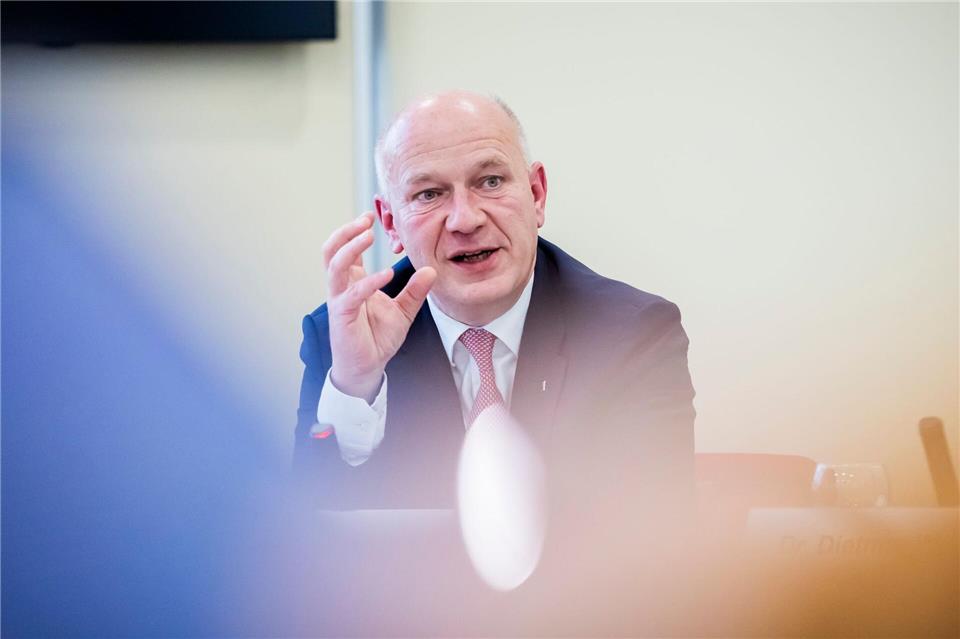 Berlins Regierender Bürgermeister Kai Wegner (CDU) geht auf Bedenken wegen möglicher neuer Windrad-Standorte an der Landesgrenze zu Brandenburg ein.Christoph Soeder/dpa