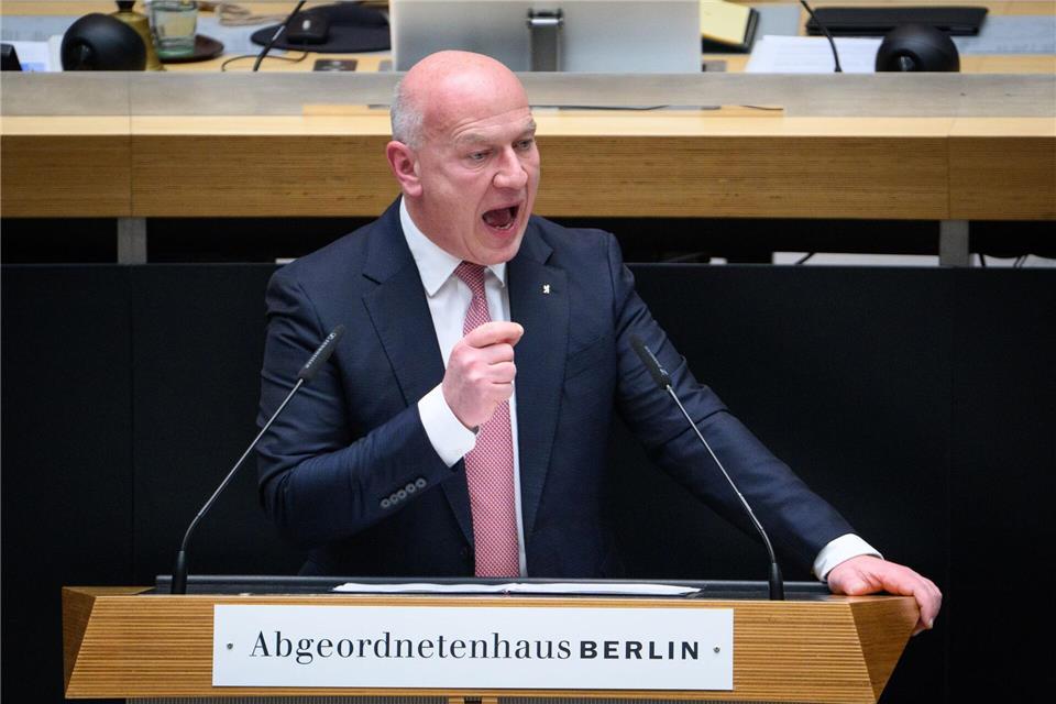 Berlins Regierender Bürgermeister Kai Wegner (CDU) ging im Parlament nur kurz auf sein umstrittenes Tennismatch während des Stromausfalls ein.   Bernd von Jutrczenka/dpa