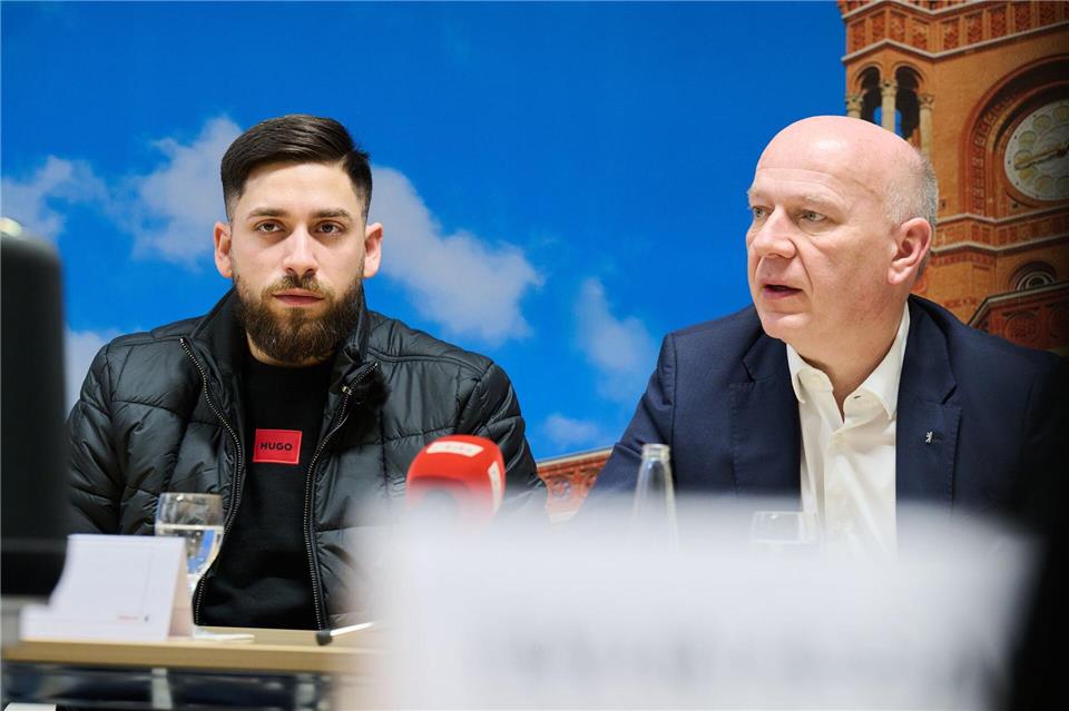 Berlins Regierender Bürgermeister Kai Wegner (CDU) hat Can Sürücü im Roten Rathaus getroffen, den Sohn von Hatun Sürücü, die vor 21 Jahren ermordet wurde. Annette Riedl/dpa