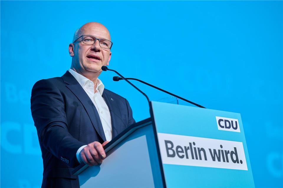 Berlins Regierender Bürgermeister Kai Wegner (CDU) hat beim Landesparteitag auf Erfolge seiner Regierung hingewiesen. Annette Riedl/dpa