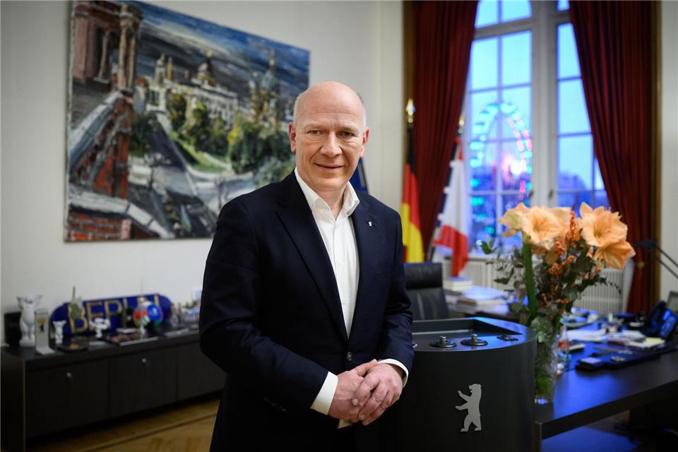 Berlins Regierender Bürgermeister Kai Wegner (CDU) hat sein Büro im Roten Rathaus. (Archivbild) Bernd von Jutrczenka/dpa