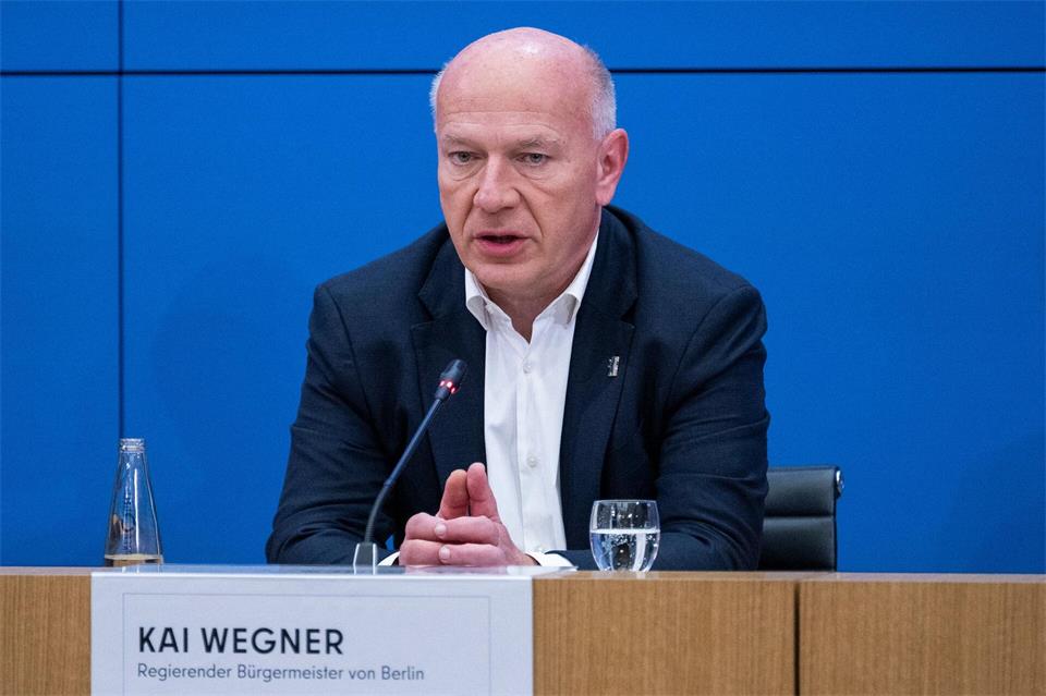 Berlins Regierender Bürgermeister Kai Wegner (CDU) hat sich kritisch zu den Gesprächen zwischen Linken, Grünen und SPD zum Thema Antisemitismus geäußert. (Archivbild) Christophe Gateau/dpa