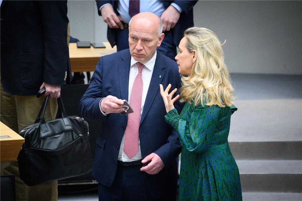 Berlins Regierender Bürgermeister Kai Wegner (CDU) hatte einen guten Draht zu Kultursenatorin Sarah Wedl-Wilson (parteilos), die nun um Entlassung gebeten hat. (Archivbild)Bernd von Jutrczenka/dpa