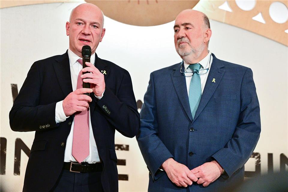 Berlins Regierender Bürgermeister Kai Wegner (CDU), hier mit Israels Botschafter Ron Prosor, will Transparenz bei der Vergabe von Fördermitteln.    Sebastian Christoph Gollnow/dpa