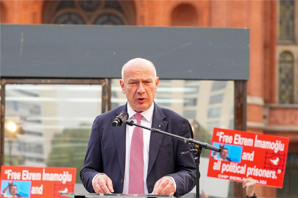 Berlins Regierender Bürgermeister Kai Wegner (CDU) ist mit dem inhaftierten Istanbuler Bürgermeister Ekrem Imamoglu befreundet.Soeren Stache/dpa
