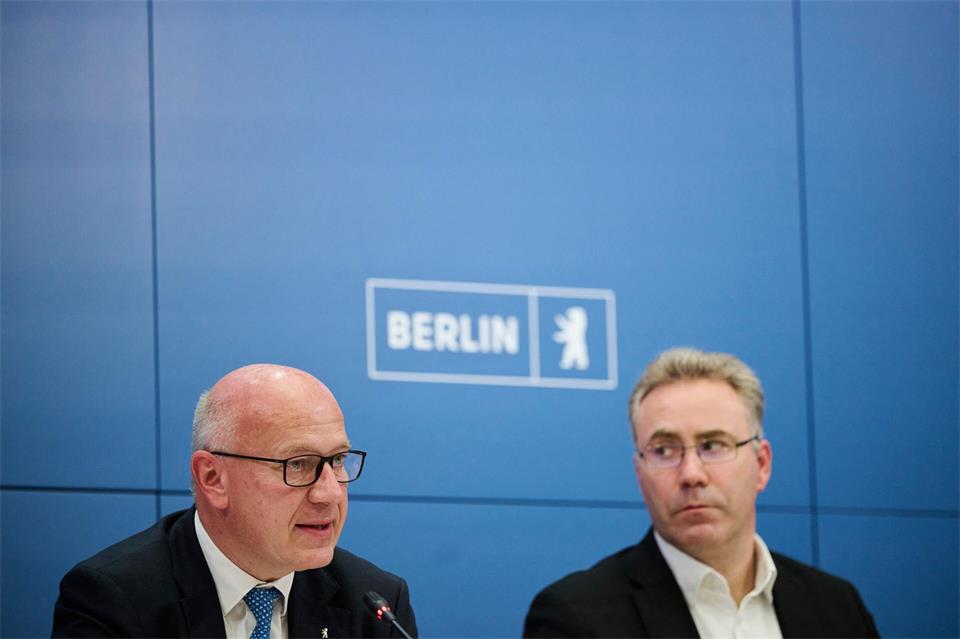 Berlins Regierender Bürgermeister Kai Wegner (CDU, l) und Digitalstaatssekretär Florian Hauer informierten auf einer Pressekonferenz über die Aufarbeitung des Hackerangriffs auf Teile der Verwaltung.Sebastian Christoph Gollnow/dpa
