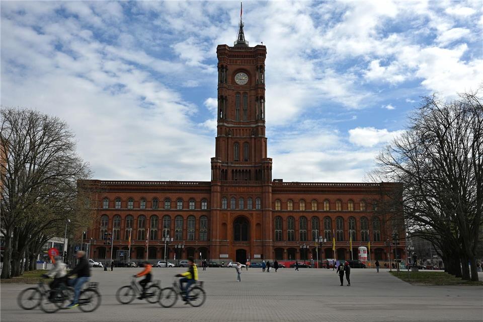 Berlins Regierender Bürgermeister Kai Wegner (CDU) lädt ins Rote Rathaus ein. (Archivbild) Michael Brandt/dpa