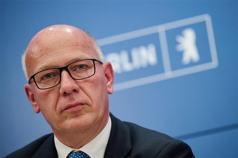 Berlins Regierender Bürgermeister Kai Wegner (CDU) setzt auf mehr Sicherheit für das Berliner Datennetz. Sebastian Christoph Gollnow/dpa