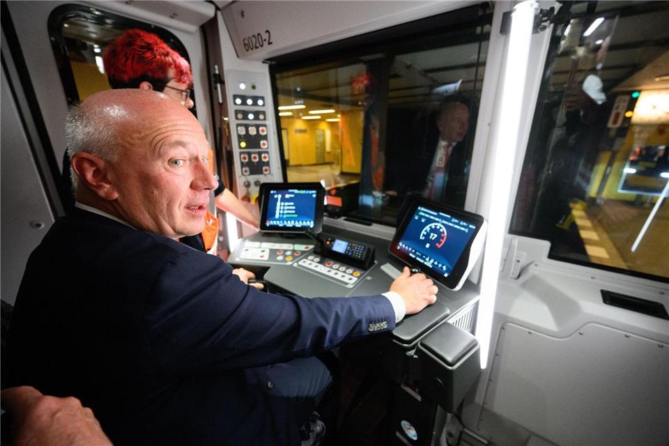 Berlins Regierender Bürgermeister Kai Wegner (CDU) spricht sich für eine bessere Verkehrsanbindung der Außenbezirke aus – und will auch die umstrittene U7-Verlängerung nicht ausschließen. (Archivbild)Bernd von Jutrczenka/dpa