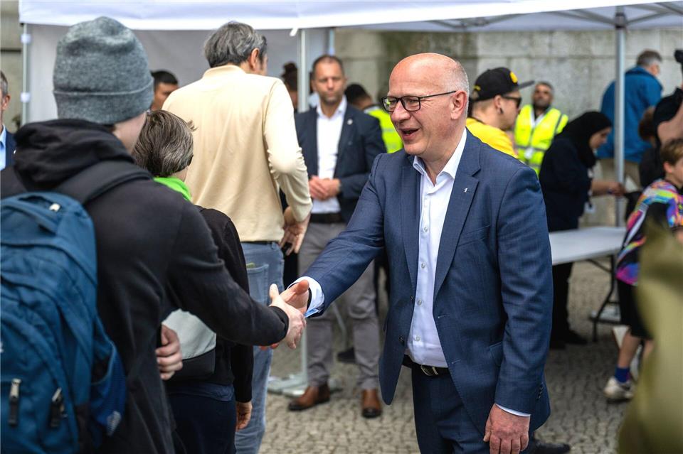Berlins Regierender Bürgermeister Kai Wegner (CDU) stellte beim Tag der offenen Tür seinen Amtssitz vor. Christophe Gateau/dpa