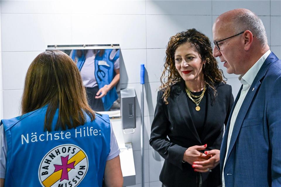 Berlins Regierender Bürgermeister Kai Wegner (CDU) und Sozialsenatorin Cansel Kiziltepe besuchen das Hygienecenter der Stadtmission am Bahnhof Zoo.Jens Kalaene/dpa
