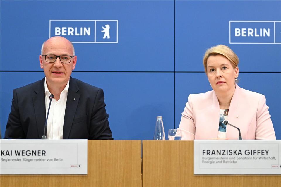 Berlins Regierender Bürgermeister Kai Wegner (CDU) und Wirtschaftssenatorin Franziska Giffey (SPD) loben das gegenseitige Vertrauen im schwarz-roten Senat.Elisa Schu/dpa