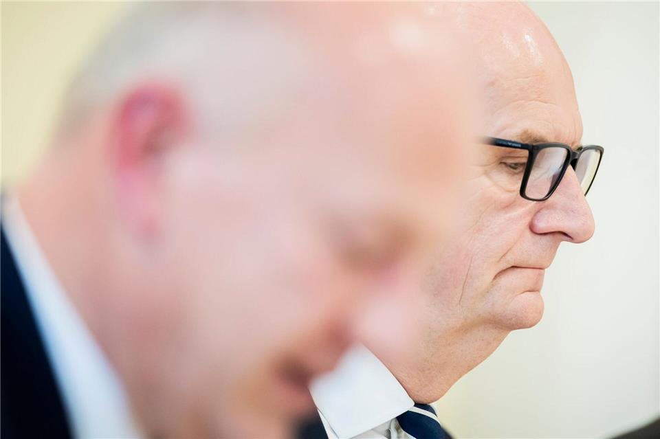 Berlins Regierender Bürgermeister Kai Wegner (CDU) und Brandenburgs Regierungschef Dietmar Woidke (SPD) erläutern eine engere Zusammenarbeit in der Migrationspolitik.Christoph Soeder/dpa