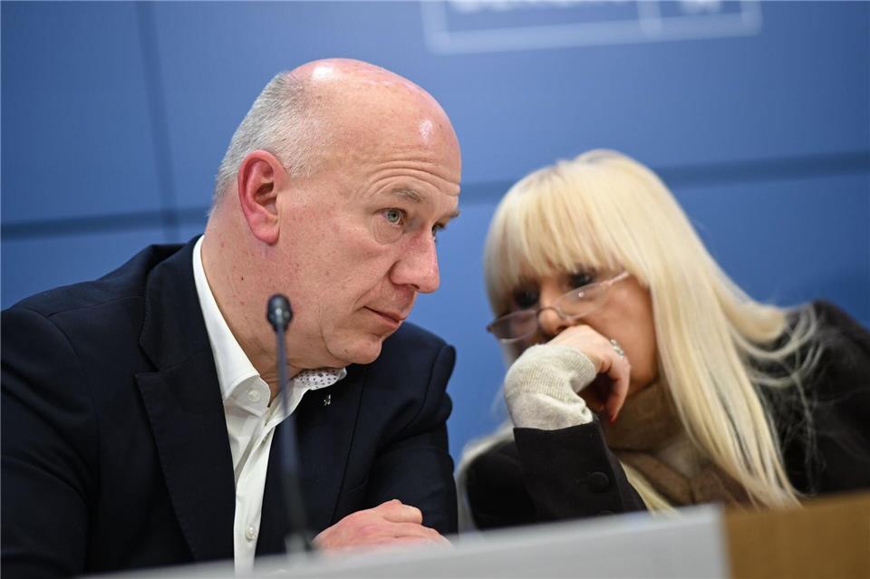 Berlins Regierender Bürgermeister Kai Wegner (CDU) und Innensenatorin Iris Spranger (SPD) setzen auf verstärkte Ermittlungen im Fall des Brandanschlags in Berlin. Britta Pedersen/dpa