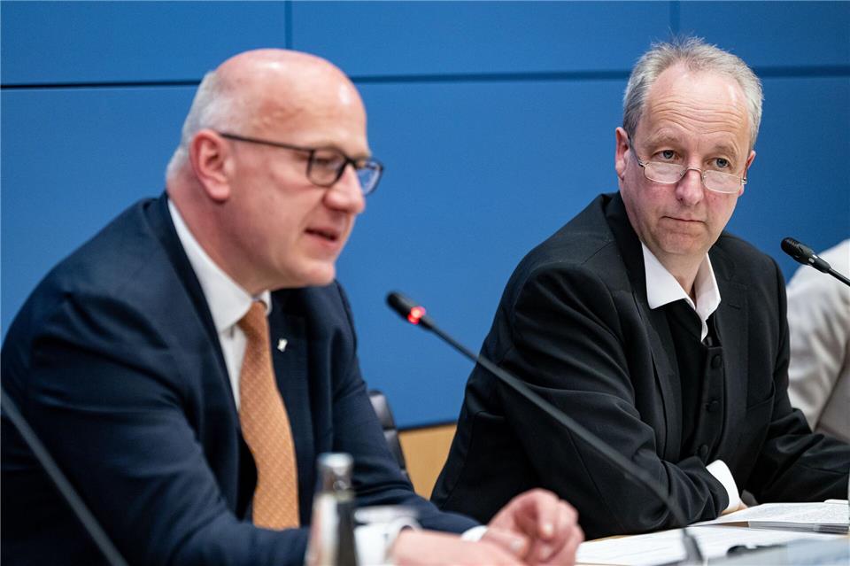 Berlins Regierender Bürgermeister Kai Wegner (CDU) und der evangelische Landesbischof Christian Stäblein (r) treffen sich regelmäßig zum Austausch. Fabian Sommer/dpa