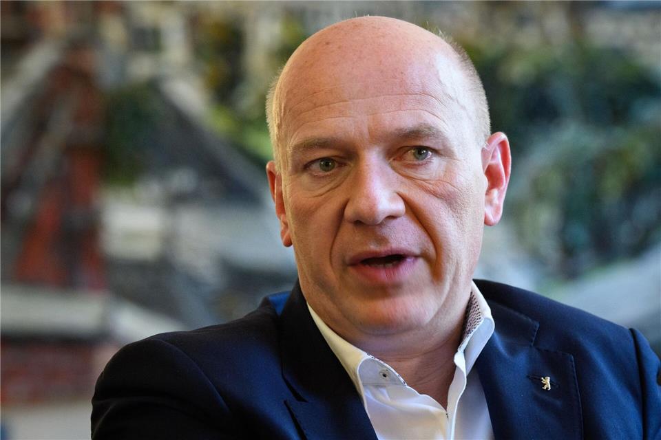 Berlins Regierender Bürgermeister Kai Wegner (CDU) will am Tag der Deutschen Einheit an den zentralen Feierlichkeiten in Saarbrücken teilnehmen. (Archivfoto)Bernd von Jutrczenka/dpa