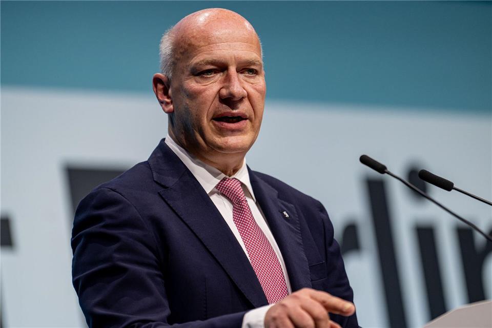 Berlins Regierender Bürgermeister Kai Wegner (CDU) wünscht sich mehr Langstreckenflüge ab dem Hauptstadtflughafen BER. (Archivbild)Fabian Sommer/dpa