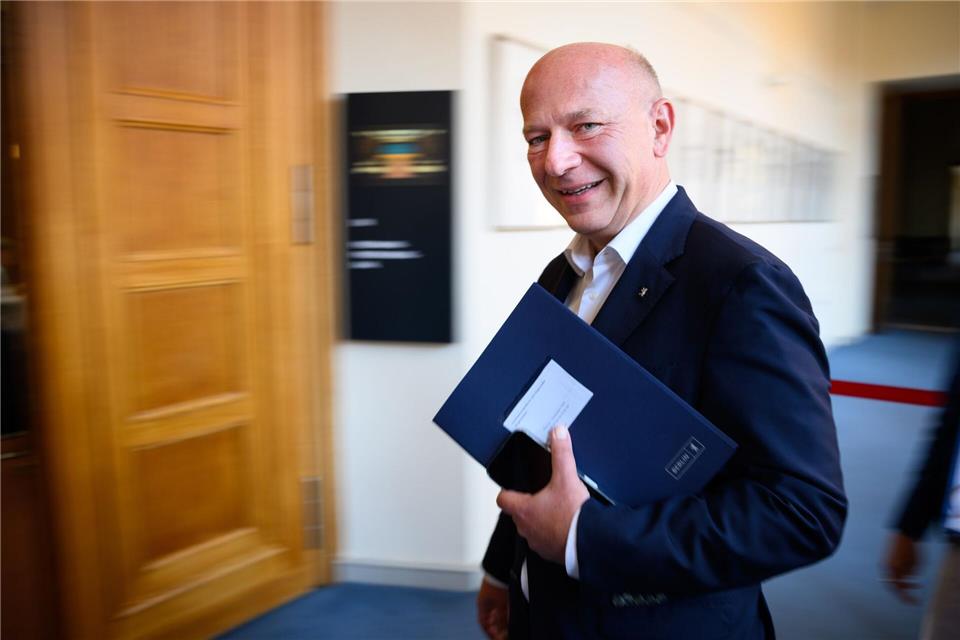 Berlins Regierender Bürgermeister Kai Wegner (CDU) zeichnet verdiente Berlinerinnen und Berliner mit dem Landesorden aus. (Archivfoto)Bernd von Jutrczenka/dpa