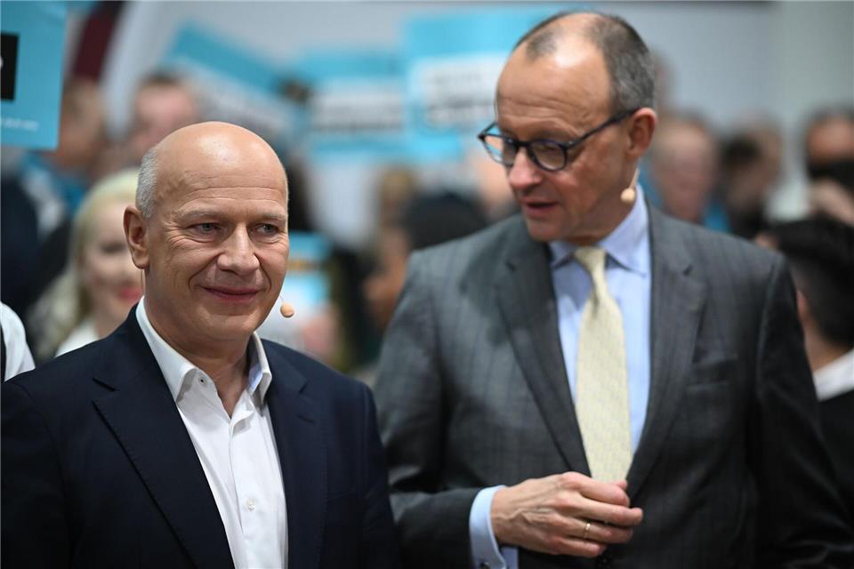Berlins Regierender Bürgermeister Kai Wegner empfängt Bundeskanzler Friedrich Merz (beide CDU) bei sich im Roten Rathaus. (Archivfoto) Britta Pedersen/dpa