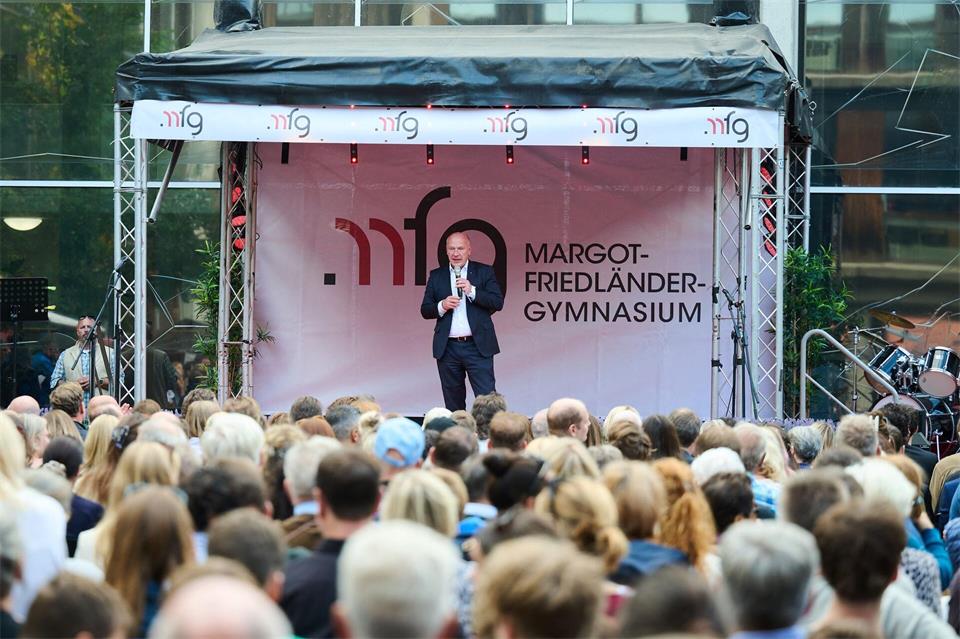 Berlins Regierender Bürgermeister Kai Wegner hält beim Festakt zur Umbenennung des Hans-Carossa-Gymnasiums in Margot-Friedländer-Gymnasium die Eröffnungsrede.Annette Riedl/dpa