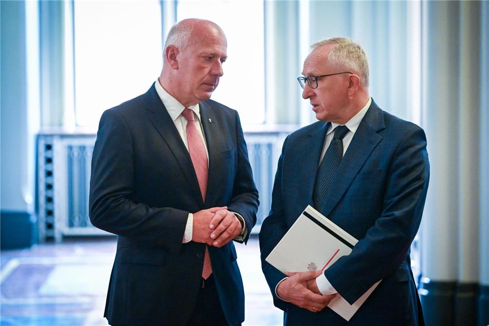 Berlins Regierender Bürgermeister Kai Wegner (l, CDU) sprach dem Geschäftsträger Polens in Deutschland, an Tombinski, seine Anteilnahme aus.  Soeren Stache/dpa