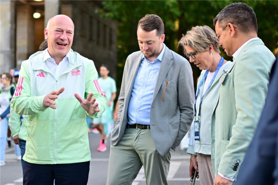 Berlins Regierender Bürgermeister Kai Wegner (l) gab das Startsignal.Sebastian Christoph Gollnow/dpa