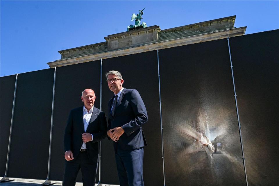 Berlins Regierender Bürgermeister Kai Wegner (li., CDU) und Kulturstaatsminister Wolfram Weimer warnen anlässlich des Jahrestages des Mauerbaus davor, das DDR-Unrechtsregime zu verharmlosen. Jens Kalaene/dpa