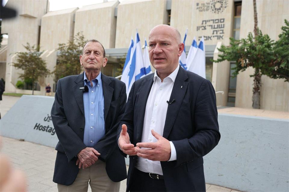 Berlins Regierender Bürgermeister Kai Wegner (r., CDU) hat sich in Tel Aviv mit dem Bürgermeister der Stadt, Ron Huldai, getroffen. Senatskanzlei Berlin/dpa