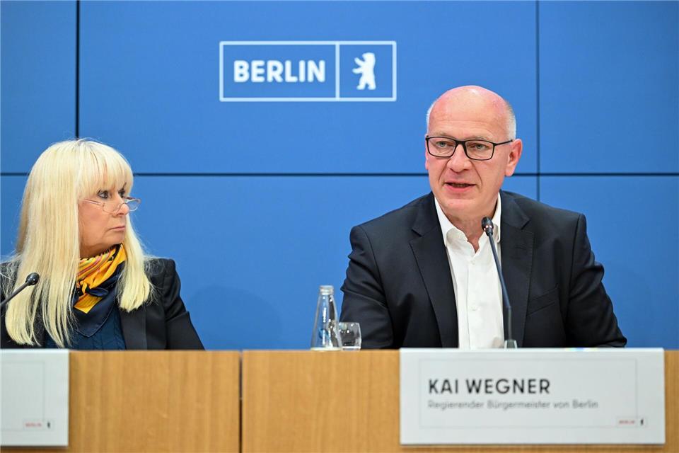 Berlins Regierender Bürgermeister Kai Wegner (r, CDU) und Innensenatorin Iris Spranger (SPD) halten mehr Investitionen in den Katastrophenschutz für nötig. Soeren Stache/dpa