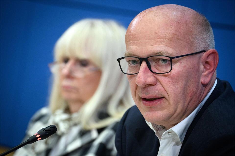 Berlins Regierender Bürgermeister Kai Wegner (r, CDU) und Innensenatorin Iris Spranger (SPD)Bernd von Jutrczenka/dpa