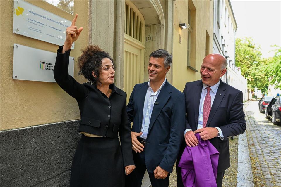 Berlins Regierender Bürgermeister Kai Wegner (r, CDU) und die Gründer des World Liberty Congress, Masih Alinejad und  Leopoldo Lopez vor dem neuen  europäischen Hauptquartier der Organisation. Soeren Stache/dpa