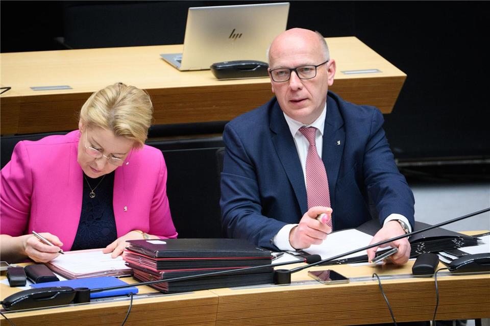 Berlins Regierender Bürgermeister Kai Wegner (r) zeigte sich im Abgeordnetenhaus mit Brille.   Bernd von Jutrczenka/dpa