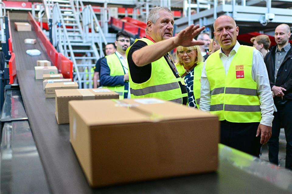 Berlins Regierender Bürgermeister besuchte im Bezirk Spandau ein Postverteilzentrum. Dafür legte er auch selbst Hand an.Sebastian Christoph Gollnow/dpa