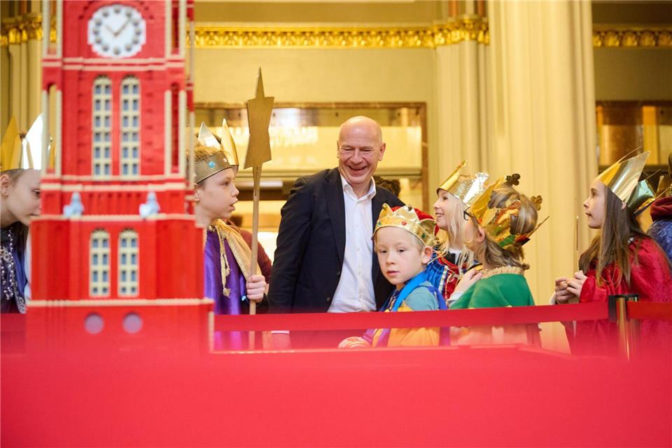 Berlins Regierender Bürgermeistrer Kai Wegner zeigte den Sternsingerinnen und Sternsingern sein Amtszimmer im Lego-Modell des Roten Rathauses. Annette Riedl/dpa