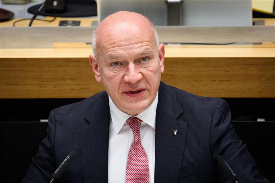 Berlins Regierungschef Kai Wegner (CDU) stellt sich der Diskussion mit Bürgerinnen und Bürgern im Bezirk Steglitz-Zehlendorf. (Archivfoto) Bernd von Jutrczenka/dpa
