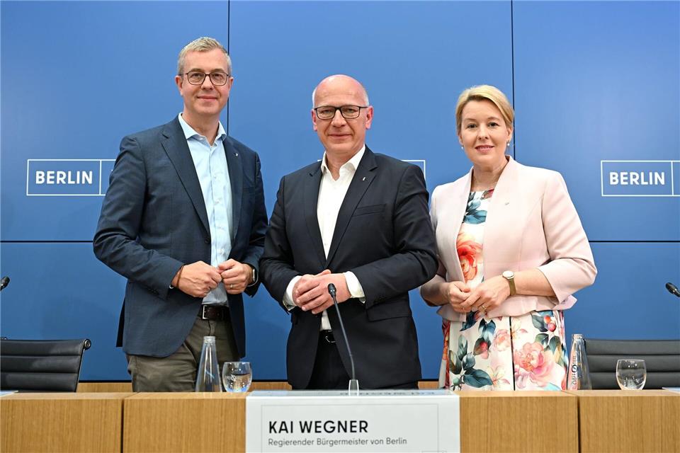 Berlins Regierungschef Kai Wegner (CDU) und seine Stellvertreter Stefan Evers (l, CDU) und Franziska Giffey (SPD) ziehen eine positive Bilanz des Senats nach gut drei Jahren. Elisa Schu/dpa