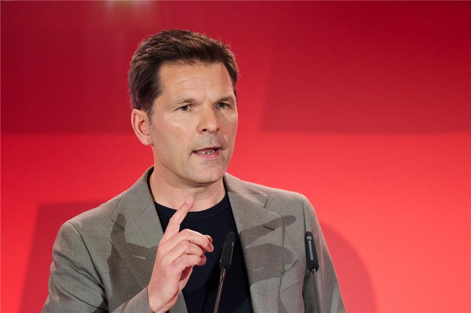 Berlins SPD-Landesvorsitzender Steffen Krach ist für das Festhalten an der abschlagsfreien Rente nach 45 Beitragsjahren. (Archivbild)Annette Riedl/dpa