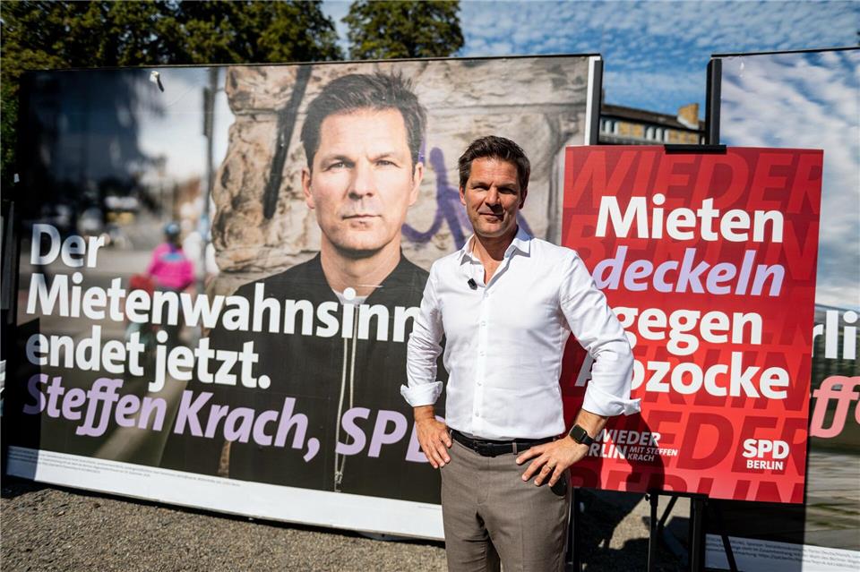 Berlins SPD-Spitzenkandidat Steffen Krach ist selbst auf vielen Plakaten für die heiße Phase des Wahlkampfs zu sehen.  Fabian Sommer/dpa