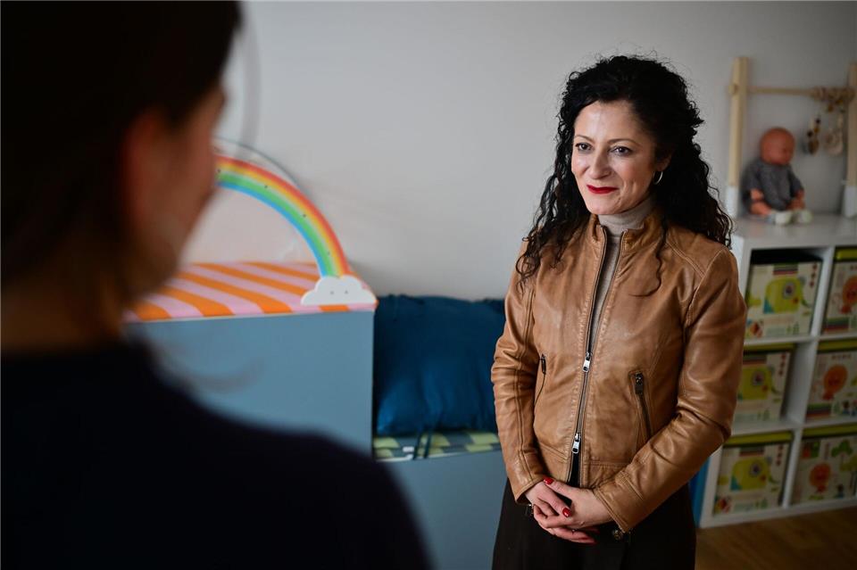 Berlins Sozial- und Gleichstellungssenatorin Cansel Kiziltepe (SPD) bei der Eröffnung des neunten Frauen- und Kinderschutzhauses.Sebastian Christoph Gollnow/dpa