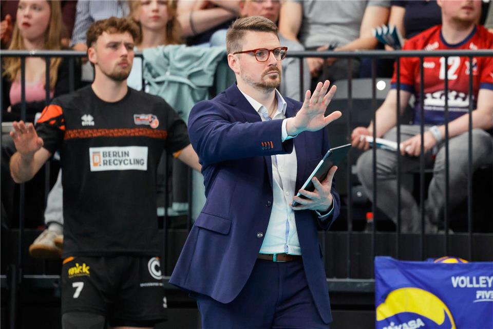 Berlins Trainer Markus Steuerwald gestikuliert am Spielfeldrand.Georg Wendt/dpa