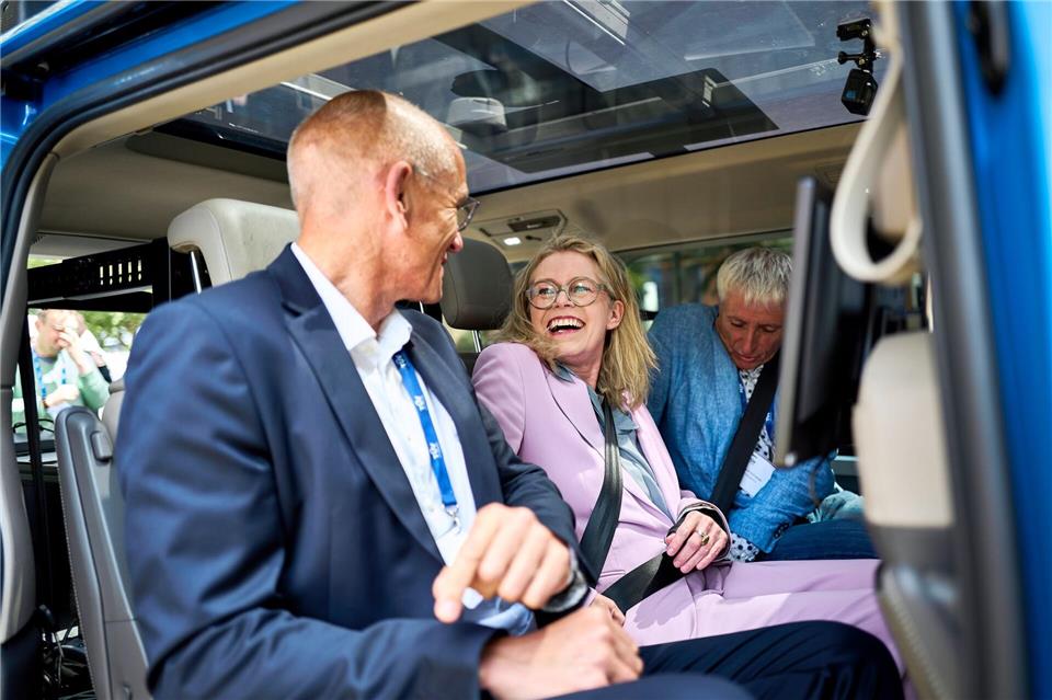 Berlins Verkehrssenatorin Ute Bonde setzt auf autonomes Fahren und hofft auf einen raschen Einsatz fahrerloser Shuttle im Stadtverkehr. Michael Ukas/dpa