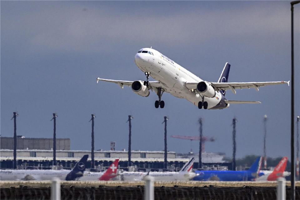 Berlins Verkehrssenatorin hat eine weitere Start- und Landebahn am Flughafen BER ins Spiel gebracht. Soeren Stache/dpa