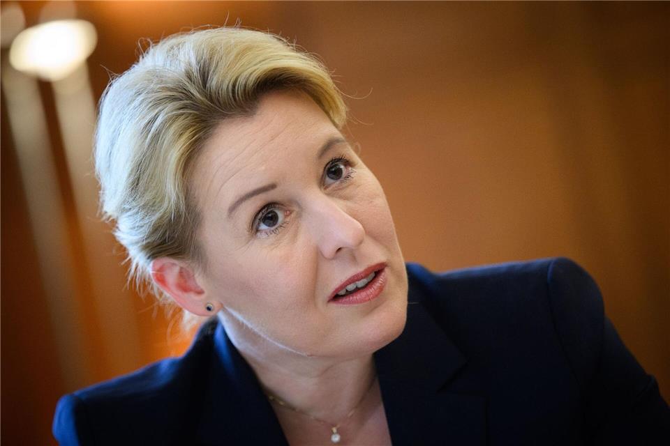 Berlins Wirtschaftssenatorin Franziska Giffey (SPD) veröffentlicht ein kleines Kochbuch. (Archivbild) Bernd von Jutrczenka/dpa